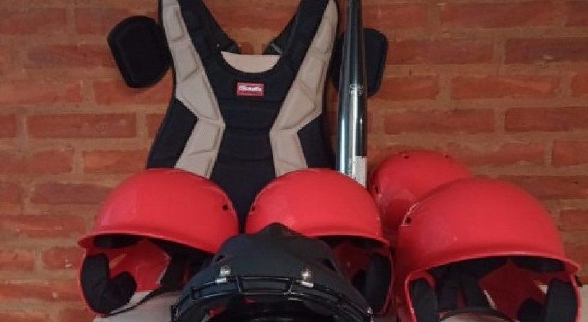 Deportes recibió elementos para la práctica de softball