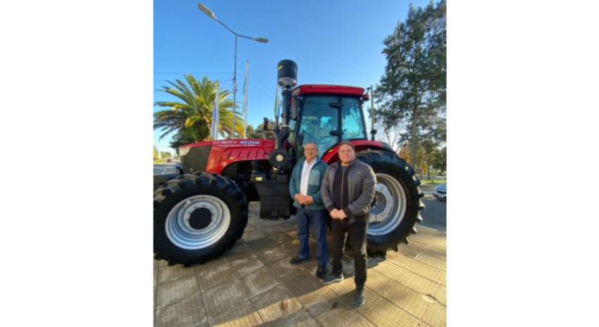 Sumaron un tractor al sistema que mantiene los caminos rurales