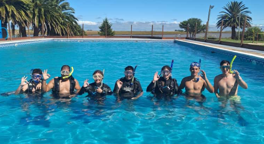 El sábado hubo práctica de buceo en la pileta municipal