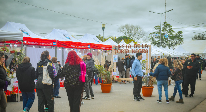 La Fiesta de la Torta Negra convocó a 27.000 personas y el paseo feri