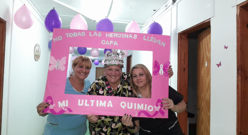 Una de las pacientes del Servicio de Oncología celebró el fin de su