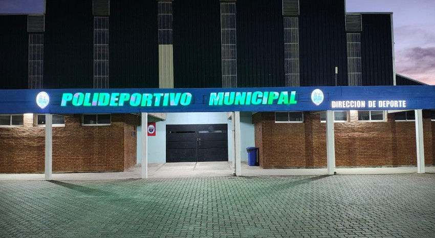 Instalaron nuevo cartel en el Polideportivo Municipal