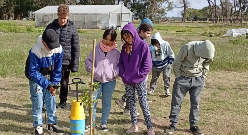 Estudiantes de Las Chacras aprendieron sobre bioinsumos en el invernad