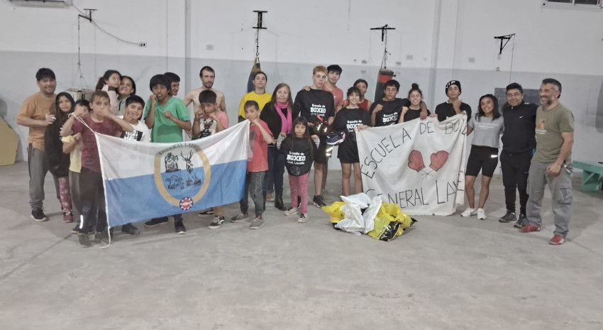 Entregaron calzado a alumnos del Taller Municipal de Boxeo de Pavón
