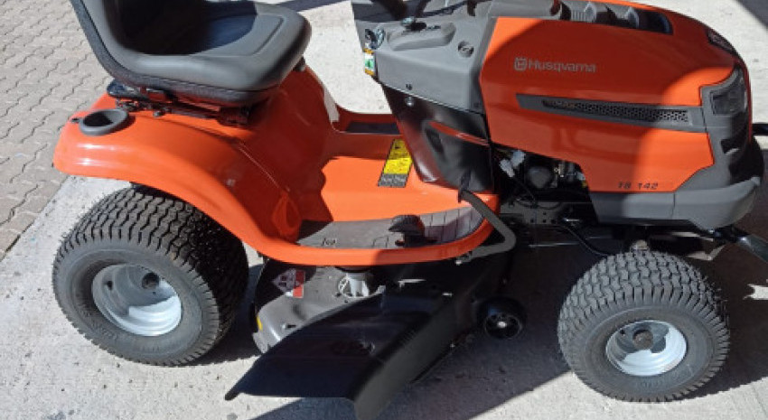 El municipio adquirió un mini tractor para el mantenimiento de los es