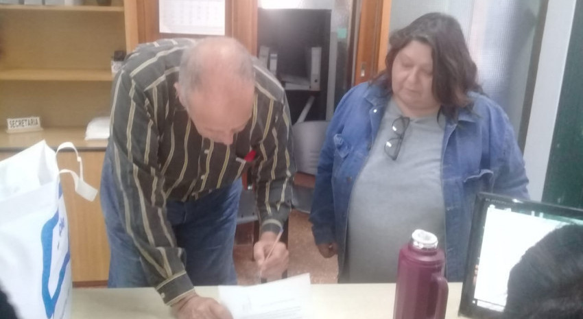 El municipio obsequió tablets y una impresora a dos establecimientos