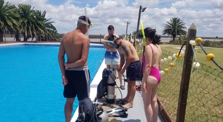 Así comenzó el curso de buceo en la pileta municipal
