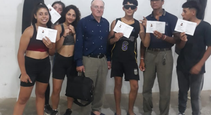 7 alumnos del taller de boxeo de Pavón recibieron su licencia para po