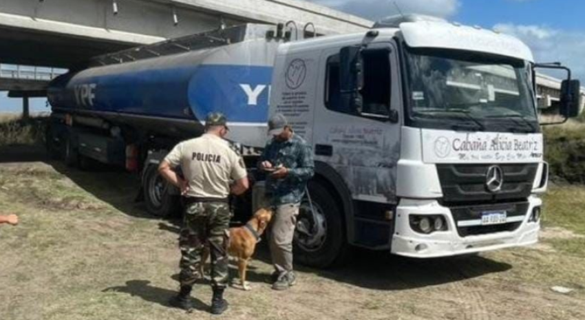Labraron una multa a un camión cisterna que sacaba agua del Canal 2