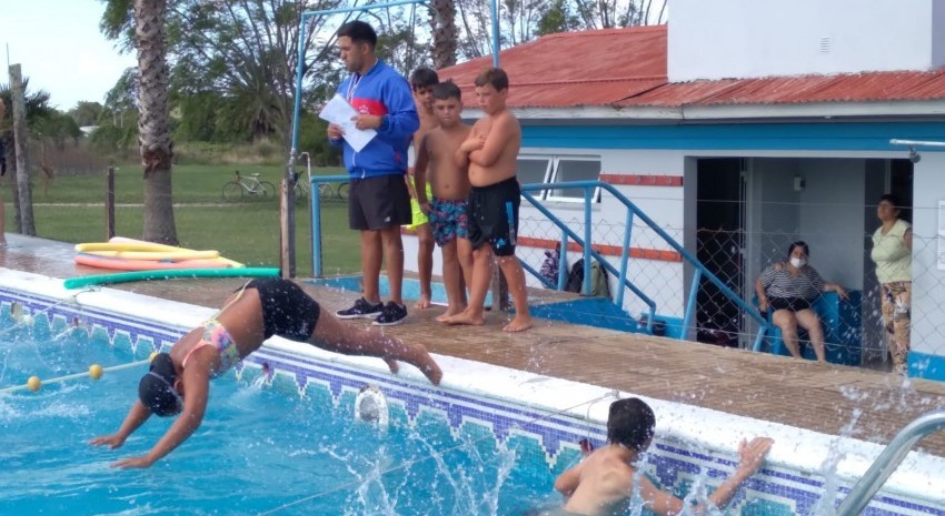Hubo entrega de diplomas y panchos en la jornada de natación que se r