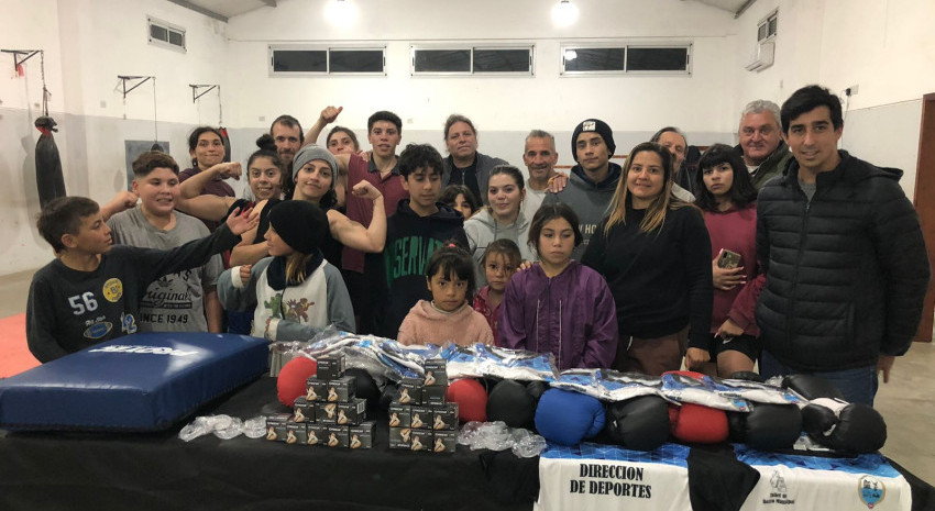El intendente Guardia entregó materiales para el Taller de Boxeo en P