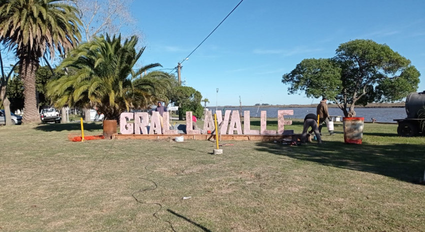 Instalan en la Ría las letras identificatorias de la ciudad